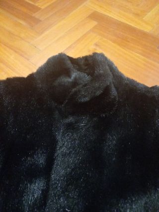 Preciosa chaqueta sintética, negra. Zendra. T46