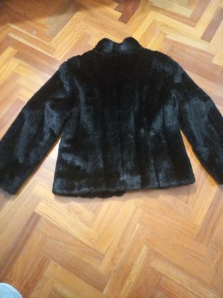 Preciosa chaqueta sintética, negra. Zendra. T46
