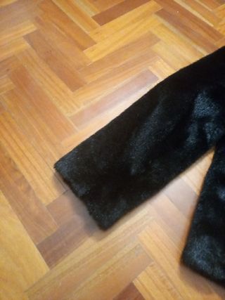 Preciosa chaqueta sintética, negra. Zendra. T46