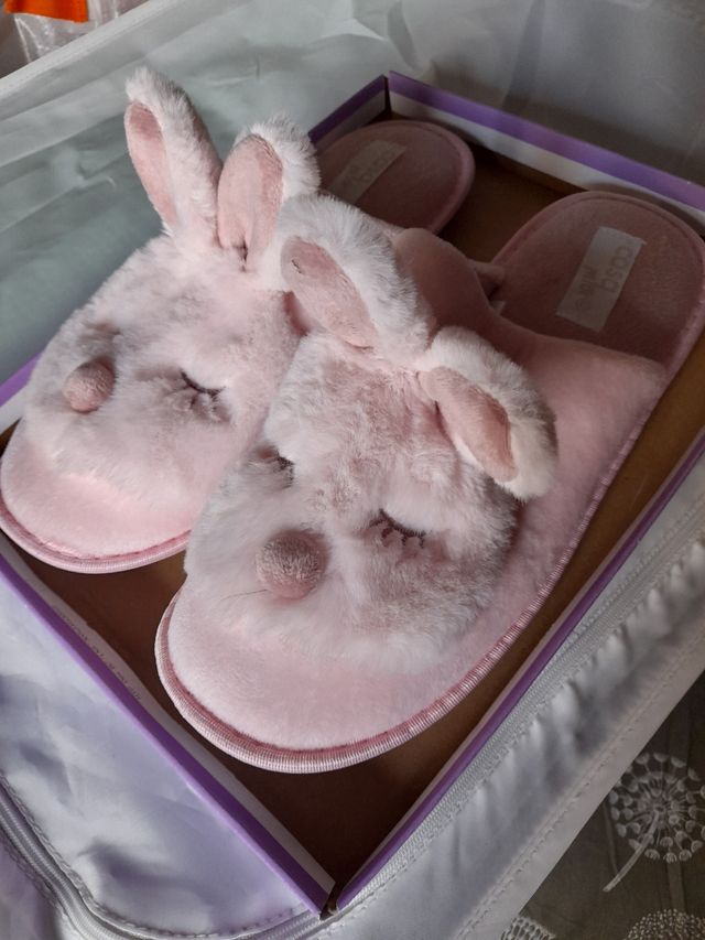 ZAPATILLAS CONEJITO. (T/40-41)