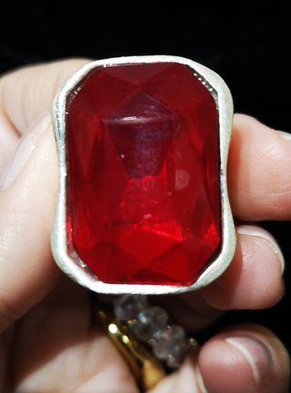 Anillo Piedra grande Roja. 