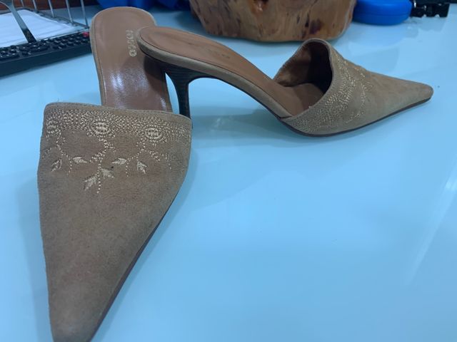 Mules  ante bordado color beis. Talla 37.