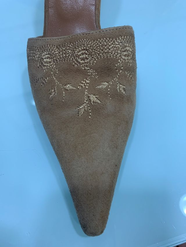 Mules  ante bordado color beis. Talla 37.