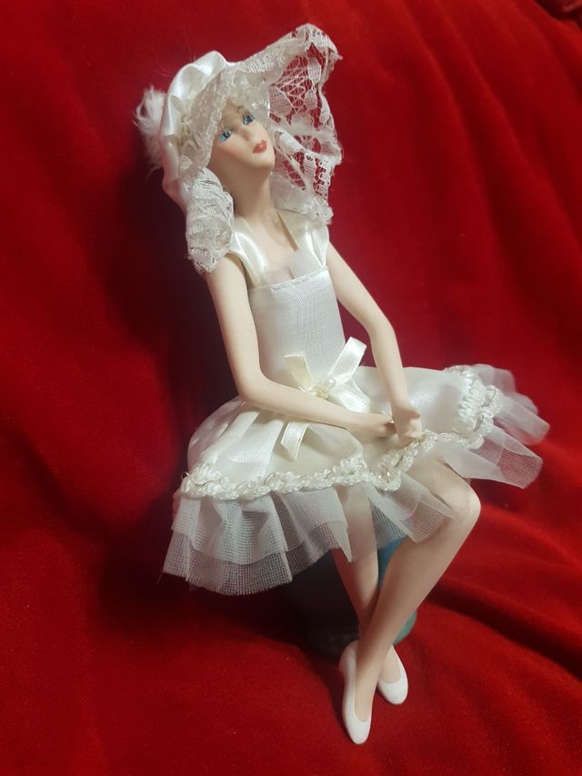Muñequita antigua de porcelana fina articulada 