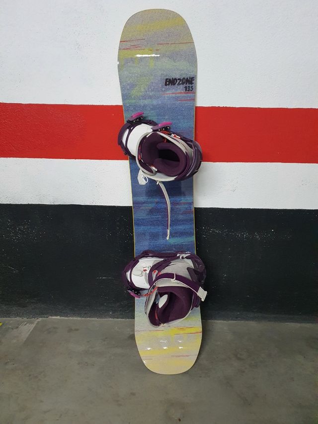 Snowboard con ancore e scarponi