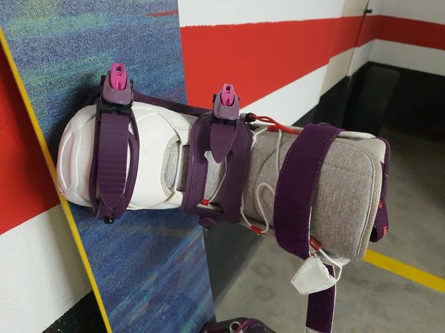 Snowboard con ancore e scarponi