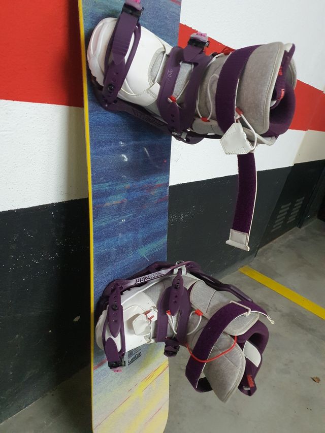 Snowboard con ancore e scarponi