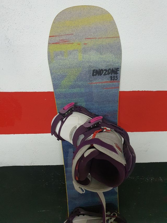 Snowboard con ancore e scarponi