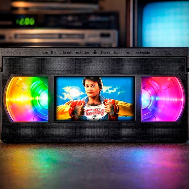 LÁMPARA TEEN WOLF VHS LED MULTICOLOR