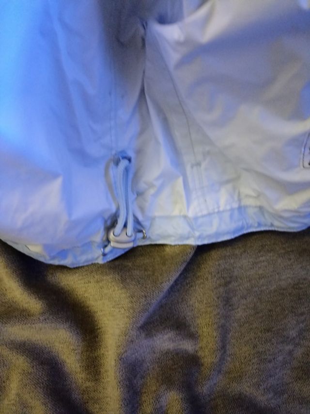 CHUBASQUERO NIÑO AZUL.CLARO DECATLÓN 6 AÑOS