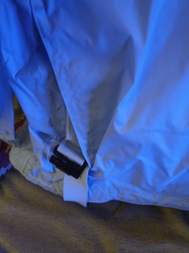 CHUBASQUERO NIÑO AZUL.CLARO DECATLÓN 6 AÑOS