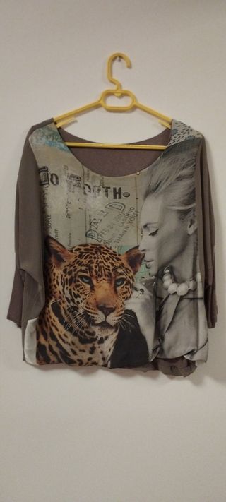 Camiseta motivos animal print.