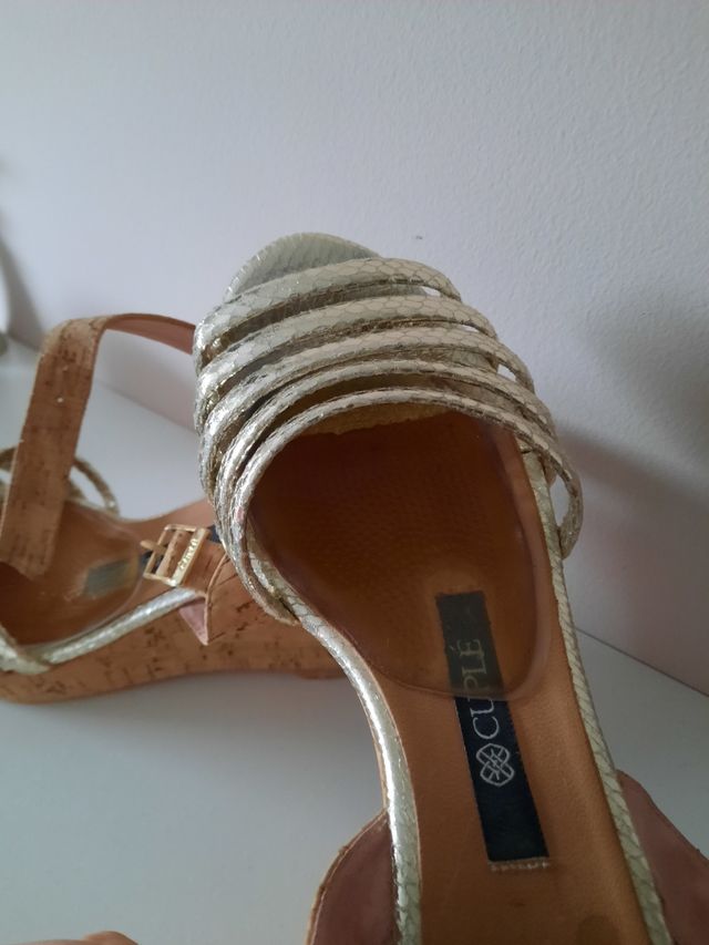sandalias de cuña corcho y dorado