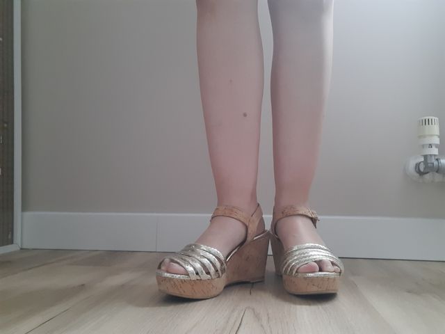 sandalias de cuña corcho y dorado