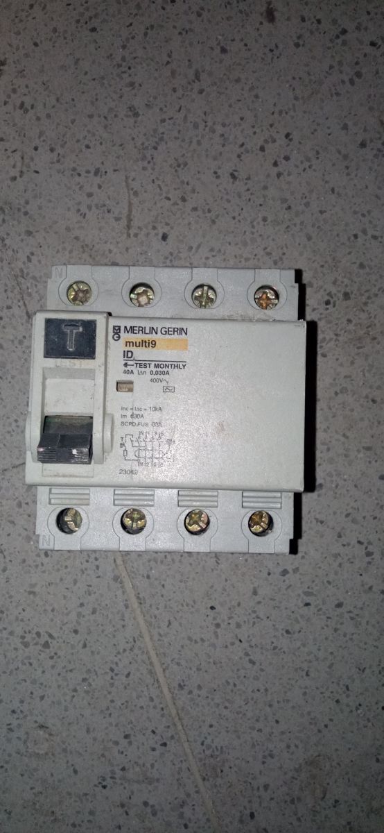 lote de diferenciales y automáticos trifásico