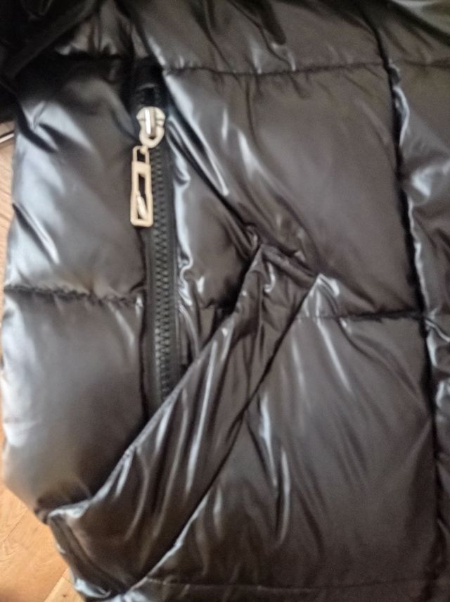 Abrigo negro con capucha