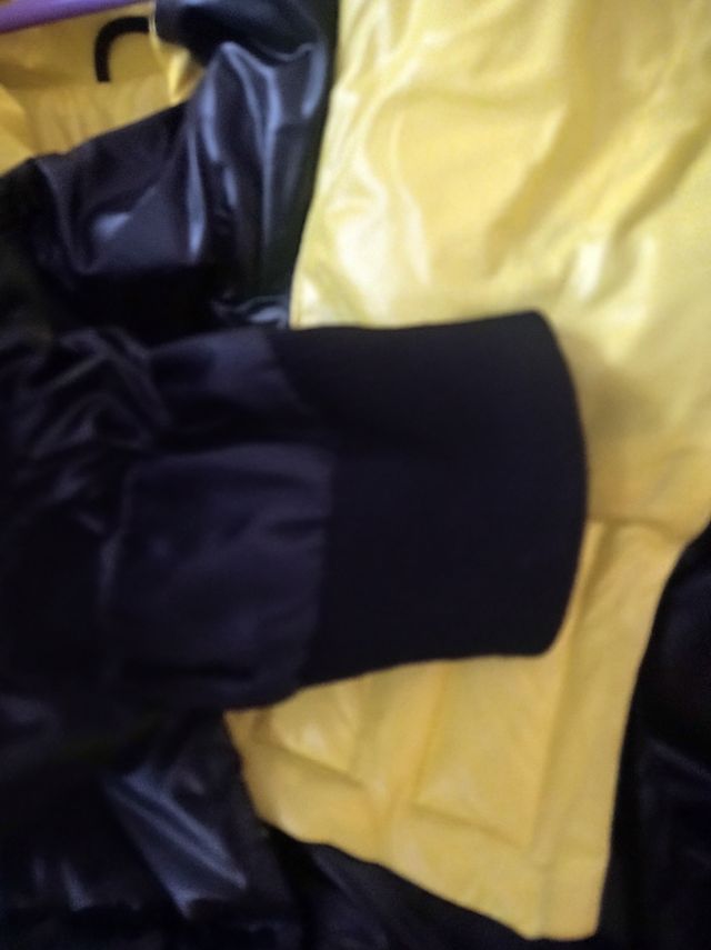 Abrigo negro con capucha