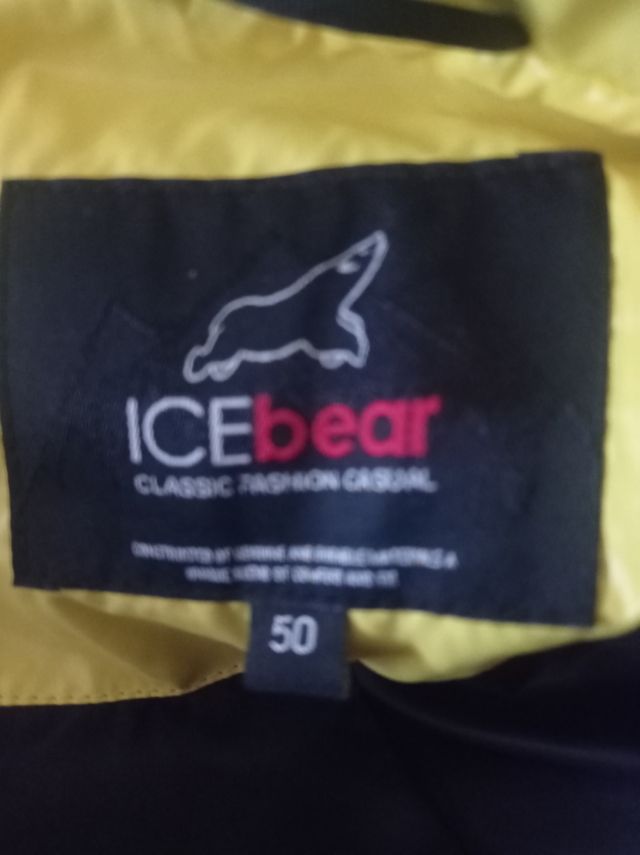 Abrigo negro con capucha