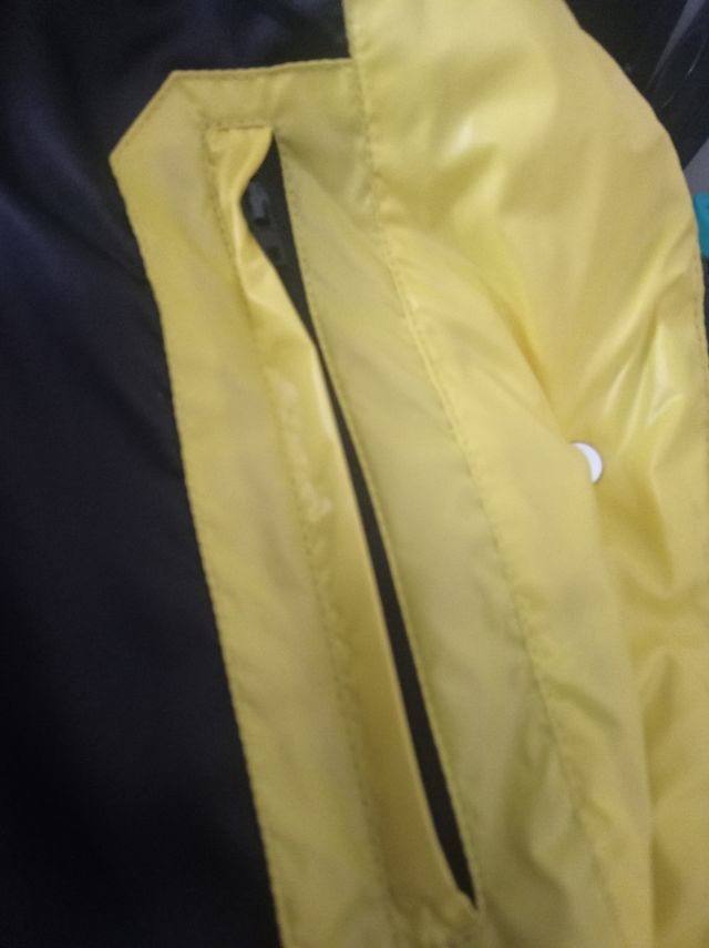 Abrigo negro con capucha