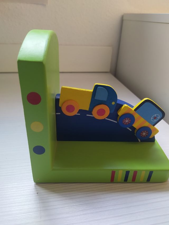 Sujeta libros infantil.