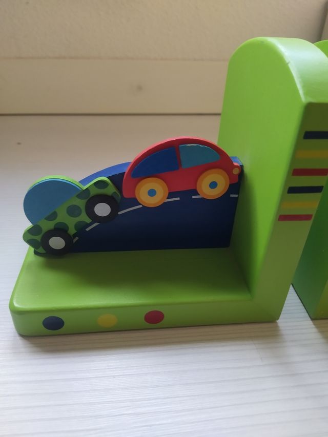 Sujeta libros infantil.