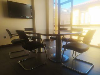 Mesa de reuniones y sillas
