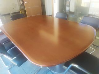 Mesa de reuniones y sillas