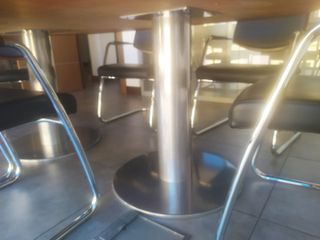 Mesa de reuniones y sillas