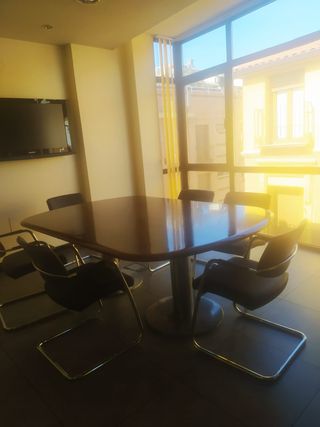 Mesa de reuniones y sillas