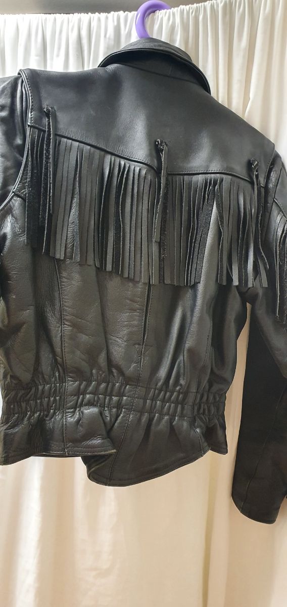 CAZADORA CUERO ACOLCHADA CON FLECOS MOTERA