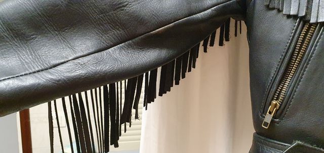 CAZADORA CUERO ACOLCHADA CON FLECOS MOTERA