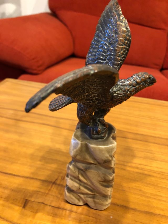 Águila con acabado cobre y pie de mármol.