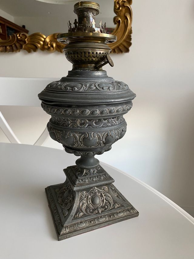 Quinqué metálico antiguo