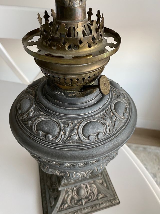 Quinqué metálico antiguo