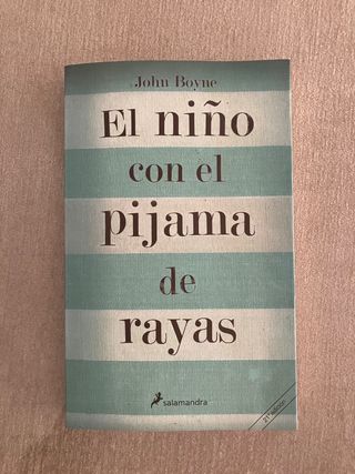El niño con el pijama de rayas