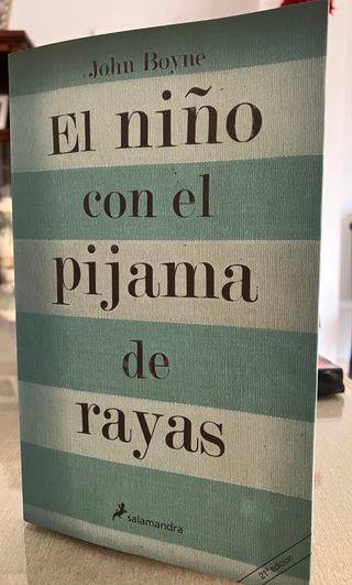 El niño con el pijama de rayas