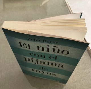 El niño con el pijama de rayas