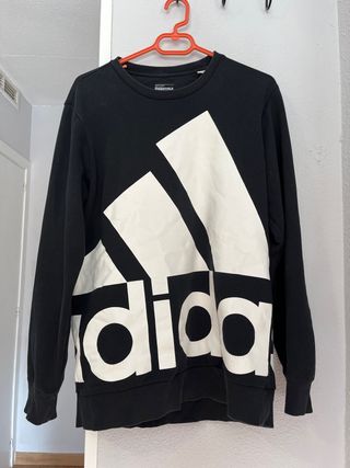 Sudadera adidas negra con logotipo grabado