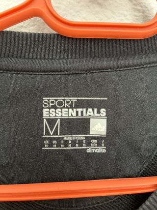 Sudadera adidas negra con logotipo grabado