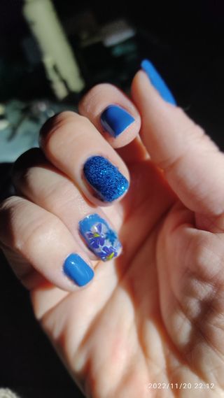Manicura con transfs de dibujo permanente 