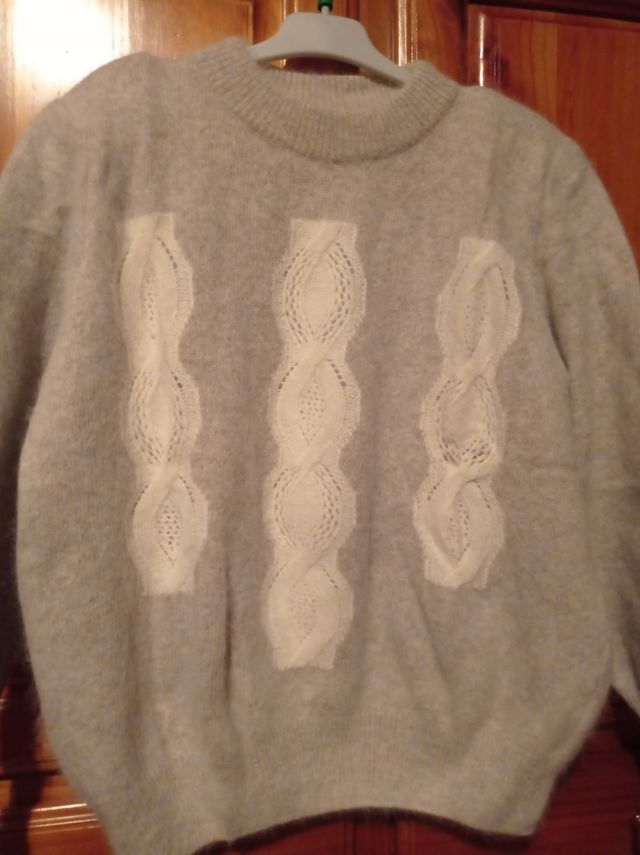 Jersey beige de angora, talla G.