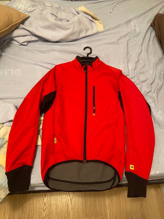 Varias chaquetas ciclismo