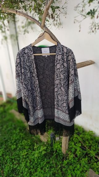 Kimono con flecos y apertura delantera. 