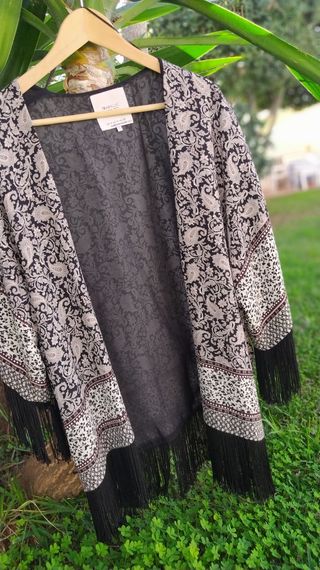 Kimono con flecos y apertura delantera. 