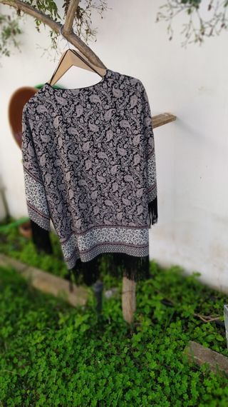 Kimono con flecos y apertura delantera. 