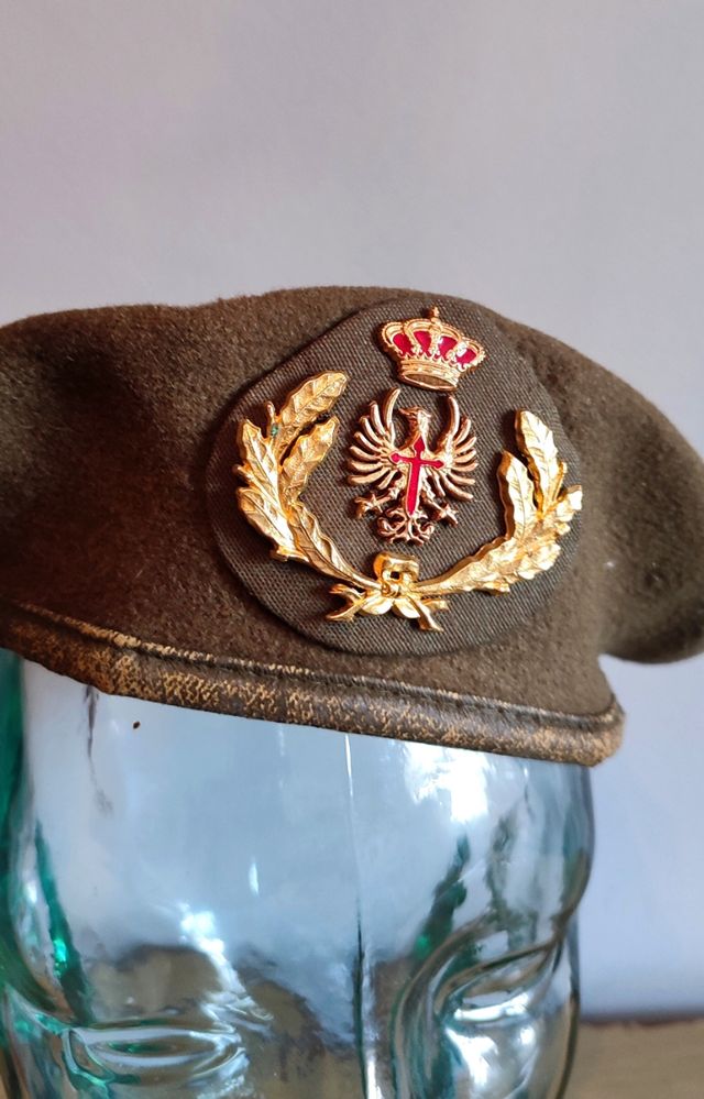 BOINA DE OFICIAL DEL EJERCITO DE TIERRA . VERDE