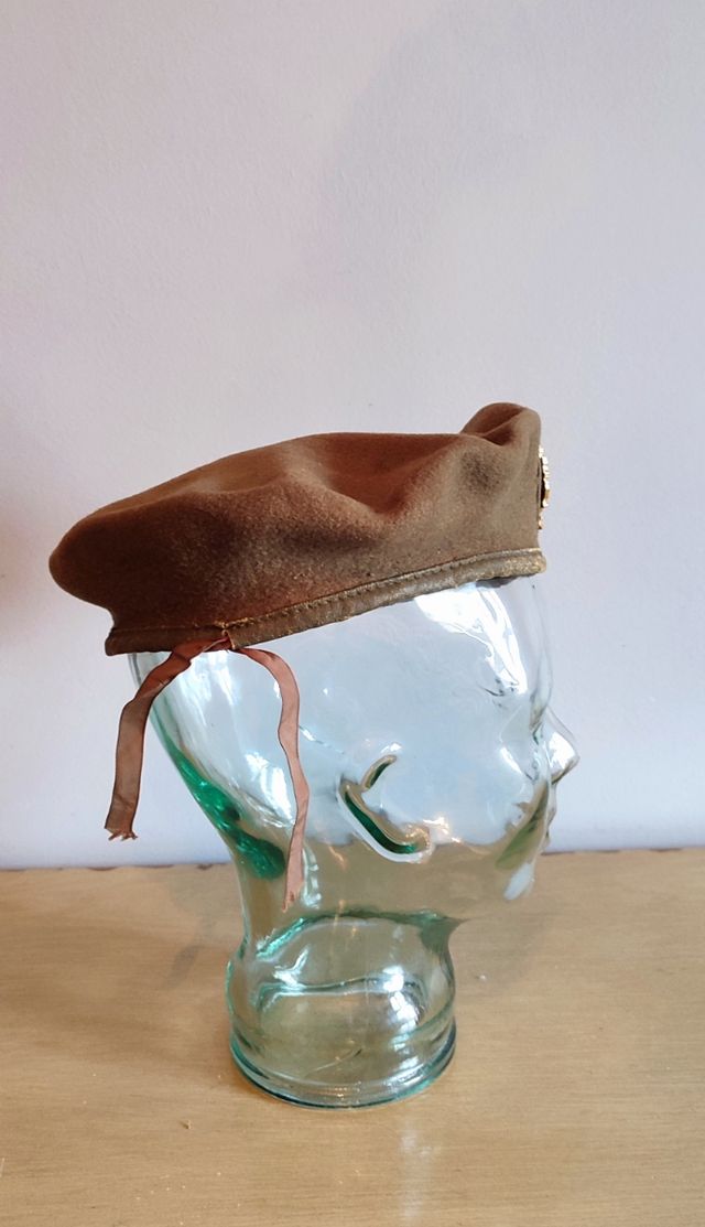 BOINA DE OFICIAL DEL EJERCITO DE TIERRA . VERDE