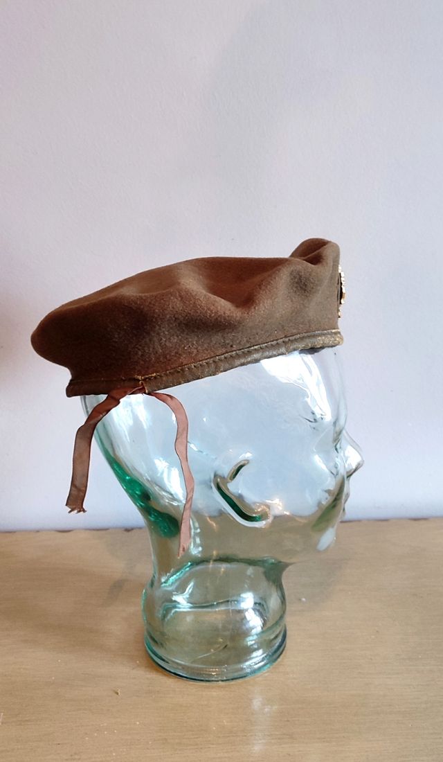 BOINA DE OFICIAL DEL EJERCITO DE TIERRA . VERDE