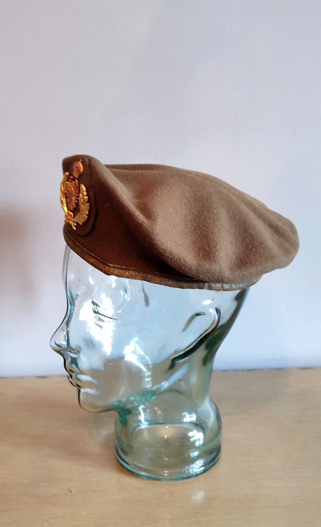 BOINA DE OFICIAL DEL EJERCITO DE TIERRA . VERDE