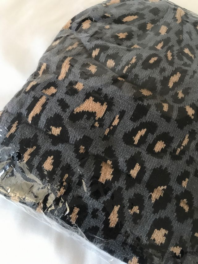 Gorro con estampado de leopardo gris